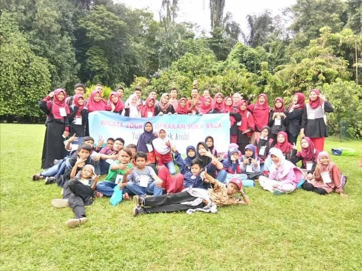 Siswa dan relawan GSB dalam kegiatan Wisata Edukasi di area terbuka
