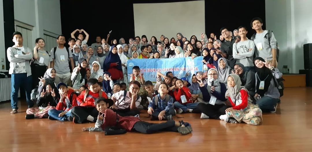 Siswa dan relawan GSB berkumpul dalam kegiatan Wisata Edukasi