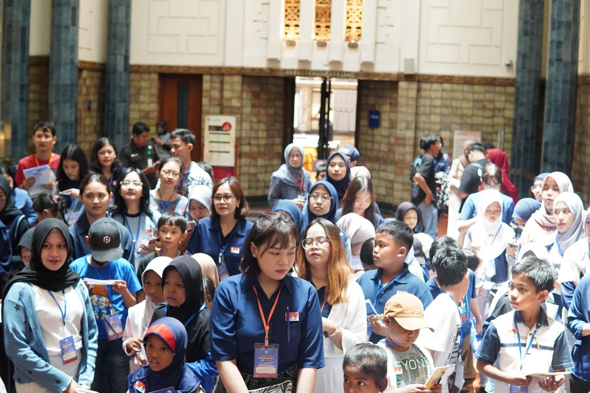 Siswa dan relawan GSB mengunjungi museum dalam kegiatan Wisata Edukasi